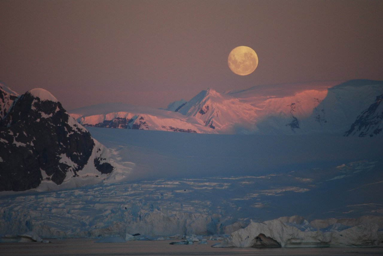 Полярный круг луна. Полярная ночь в Антарктиде. Полярная Арктическая пустыня. Зона арктических пустынь Полярная ночь. Полярная ночь в Арктике.